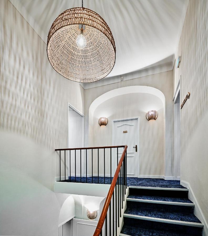 Hotel Le Suquet Cannes Bagian luar foto